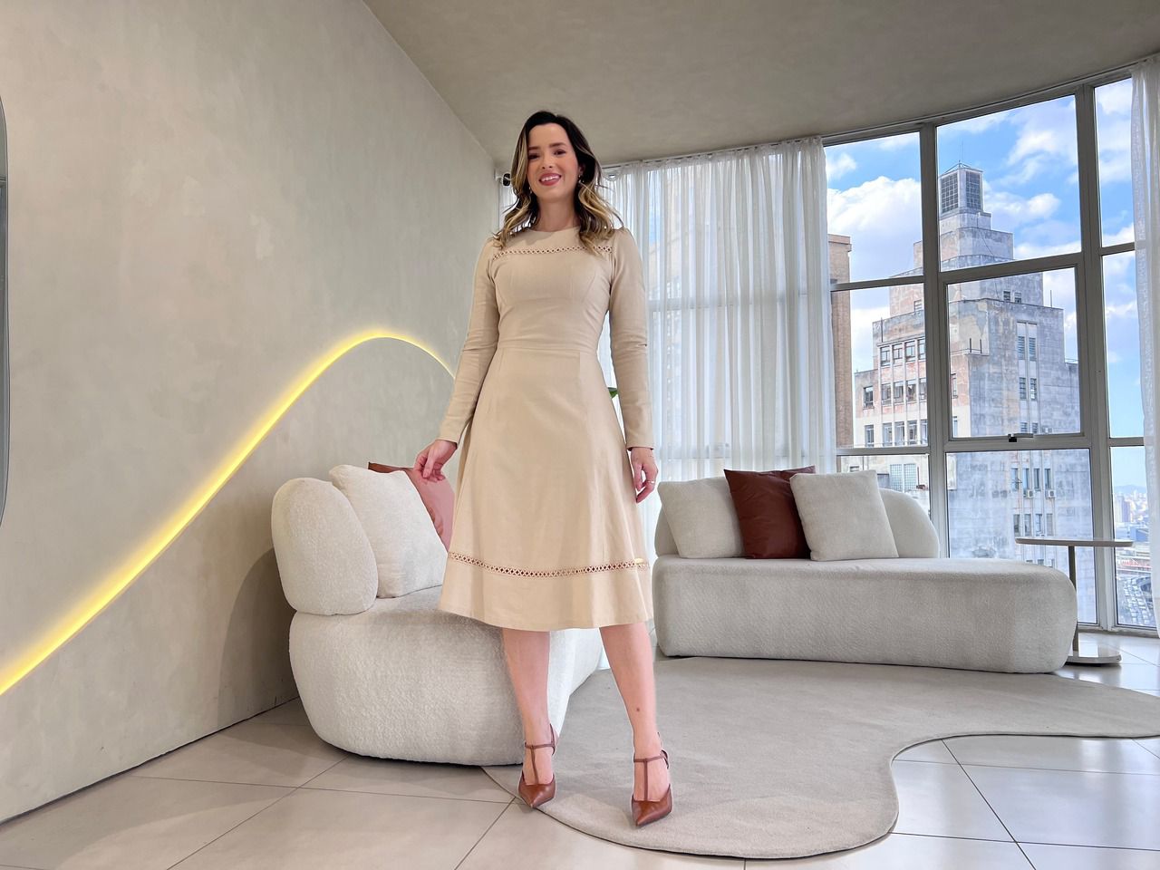 Vestido em Linho c/ guipir no decote - Expressão - Imagem 4