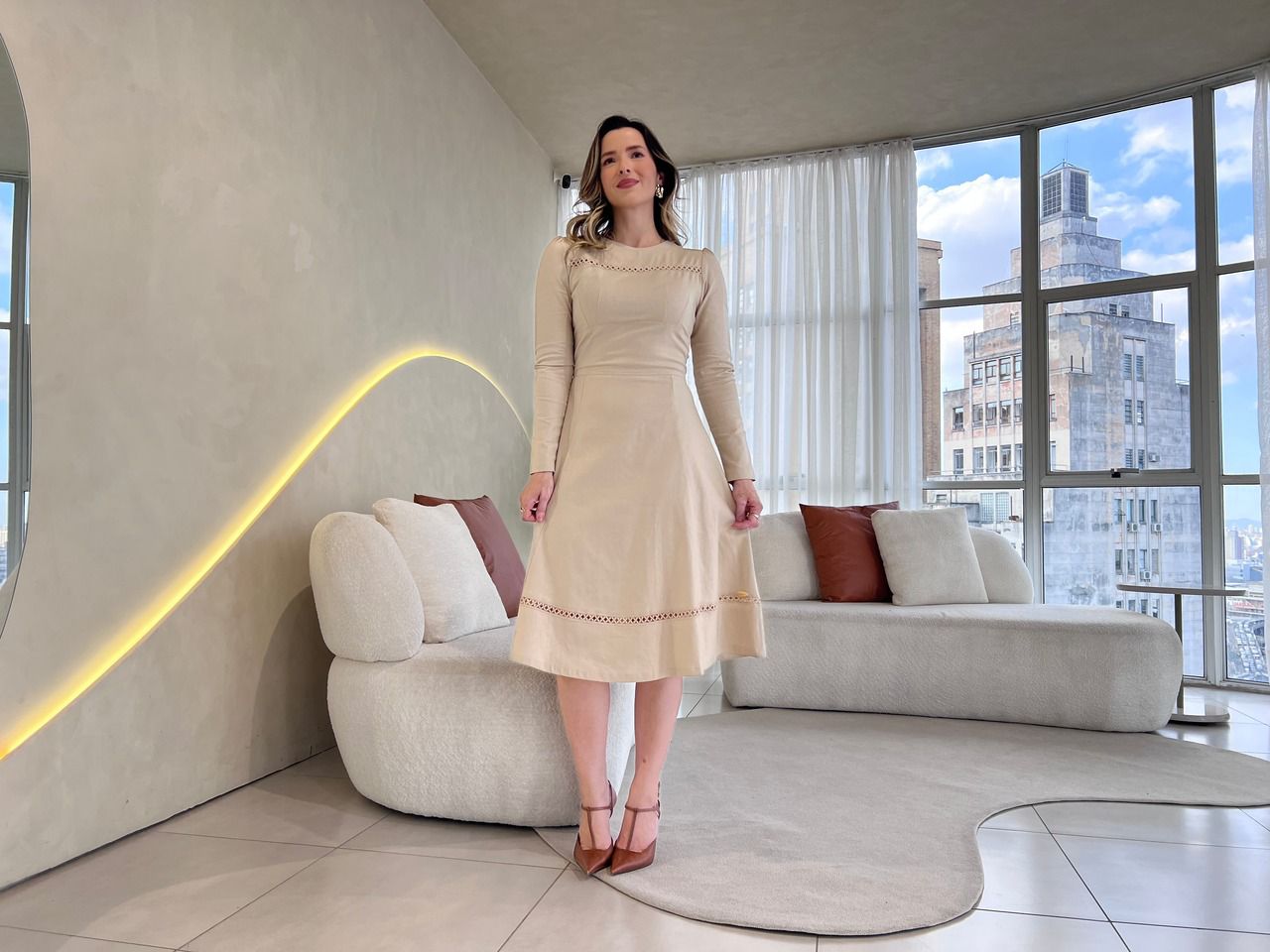 Vestido em Linho c/ guipir no decote - Expressão - Imagem 3