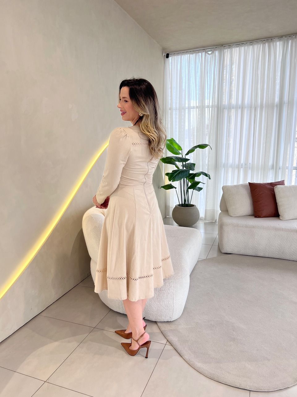 Vestido em Linho c/ guipir no decote - Expressão - Imagem 2