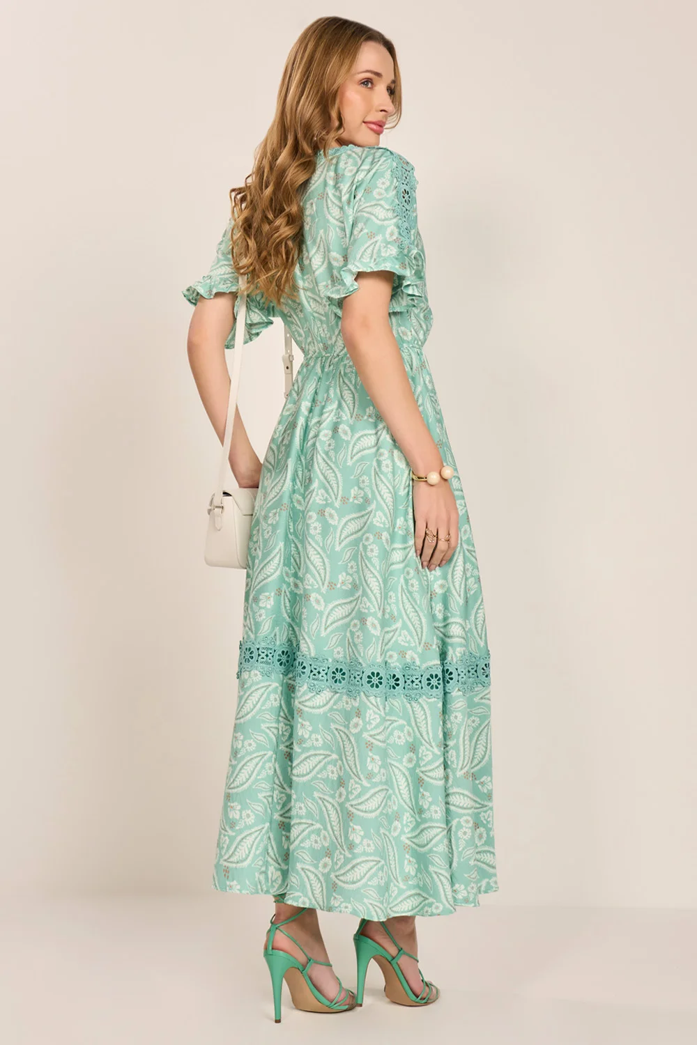 Vestido Verde Estampa De Folhagens E Guipir Vazado Godê Midi Fascinius - Imagem 2