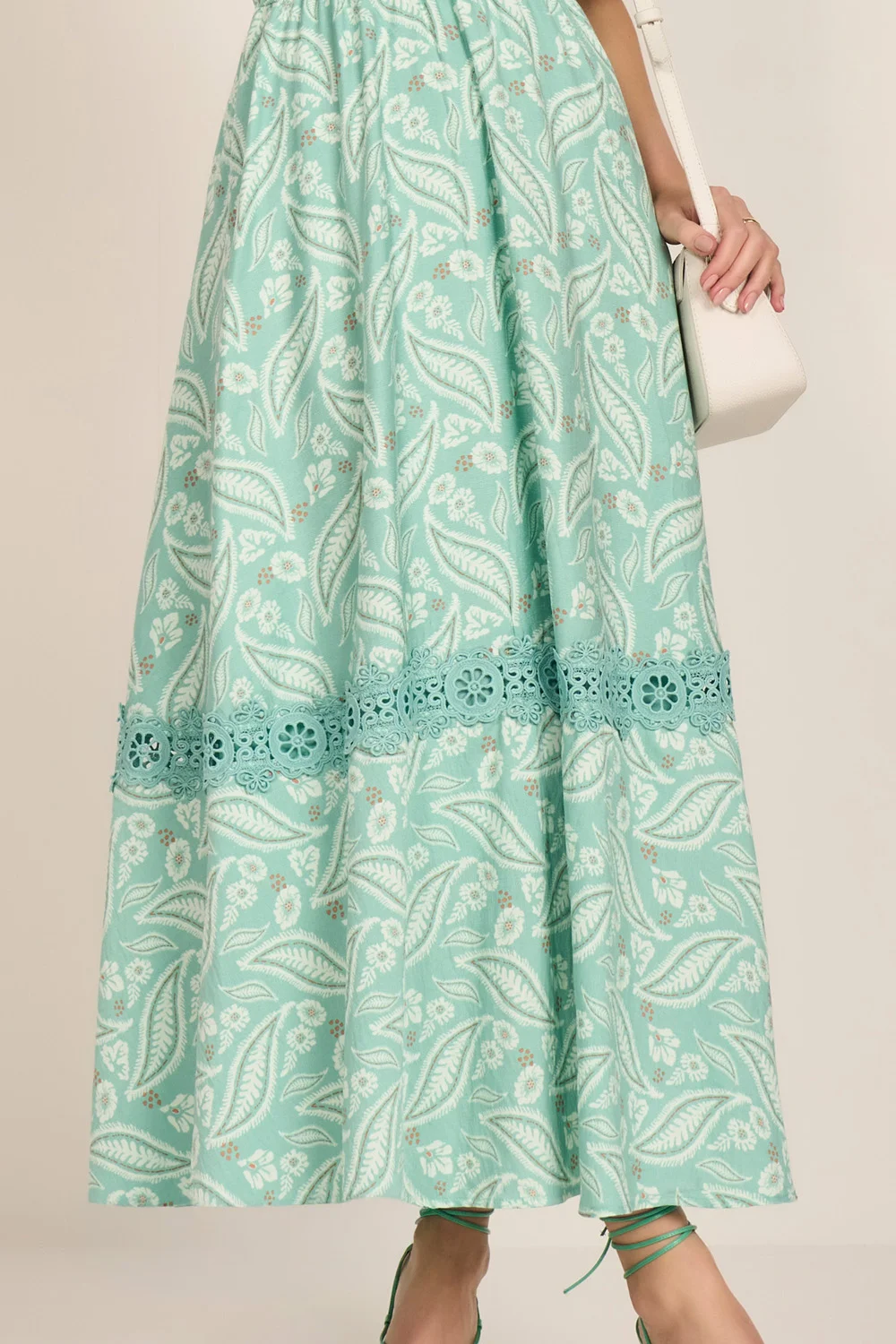 Vestido Verde Estampa De Folhagens E Guipir Vazado Godê Midi Fascinius - Imagem 5