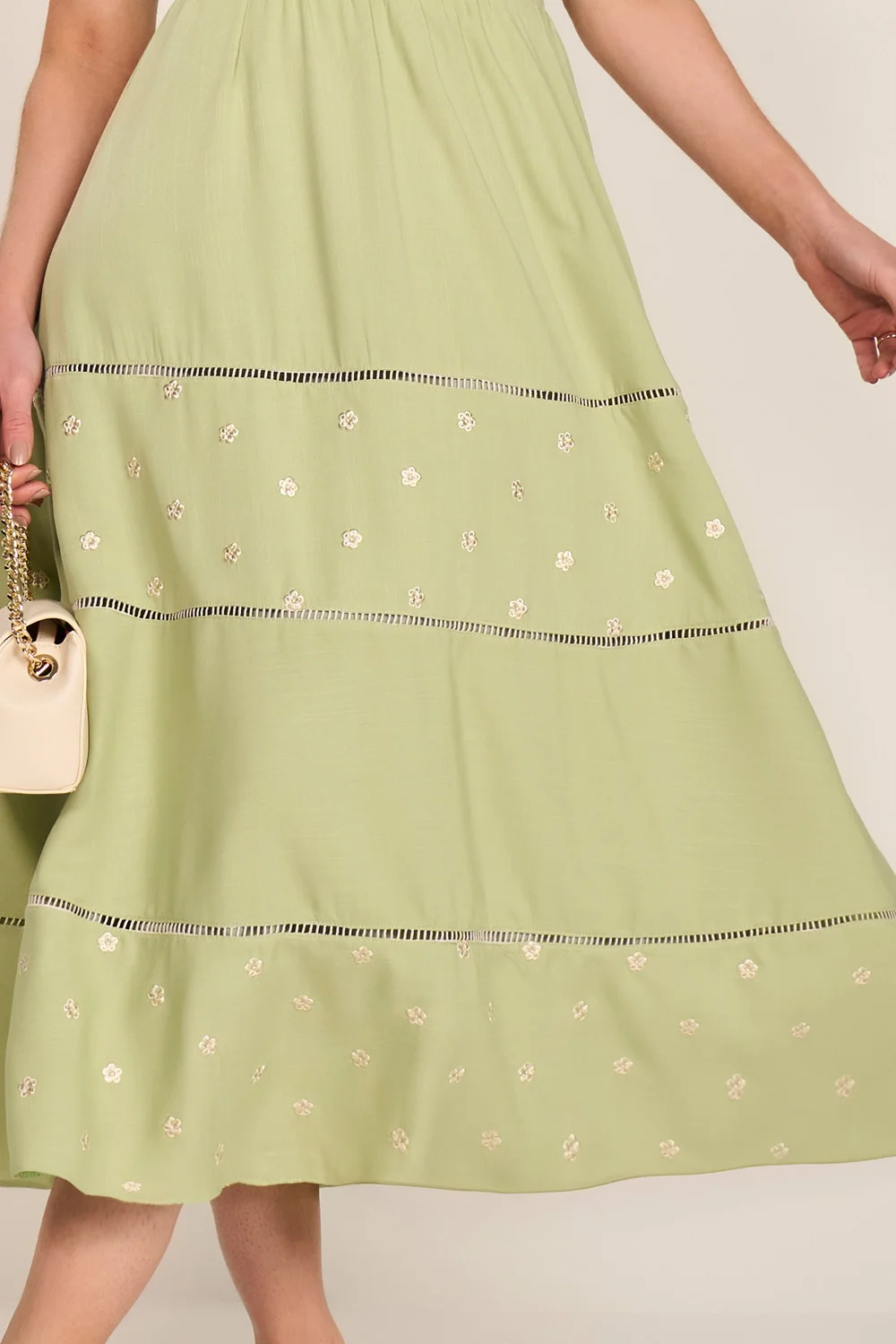 Vestido Verde Guipir E Bordados Florais Evasê Midi - Fascinius - Imagem 4