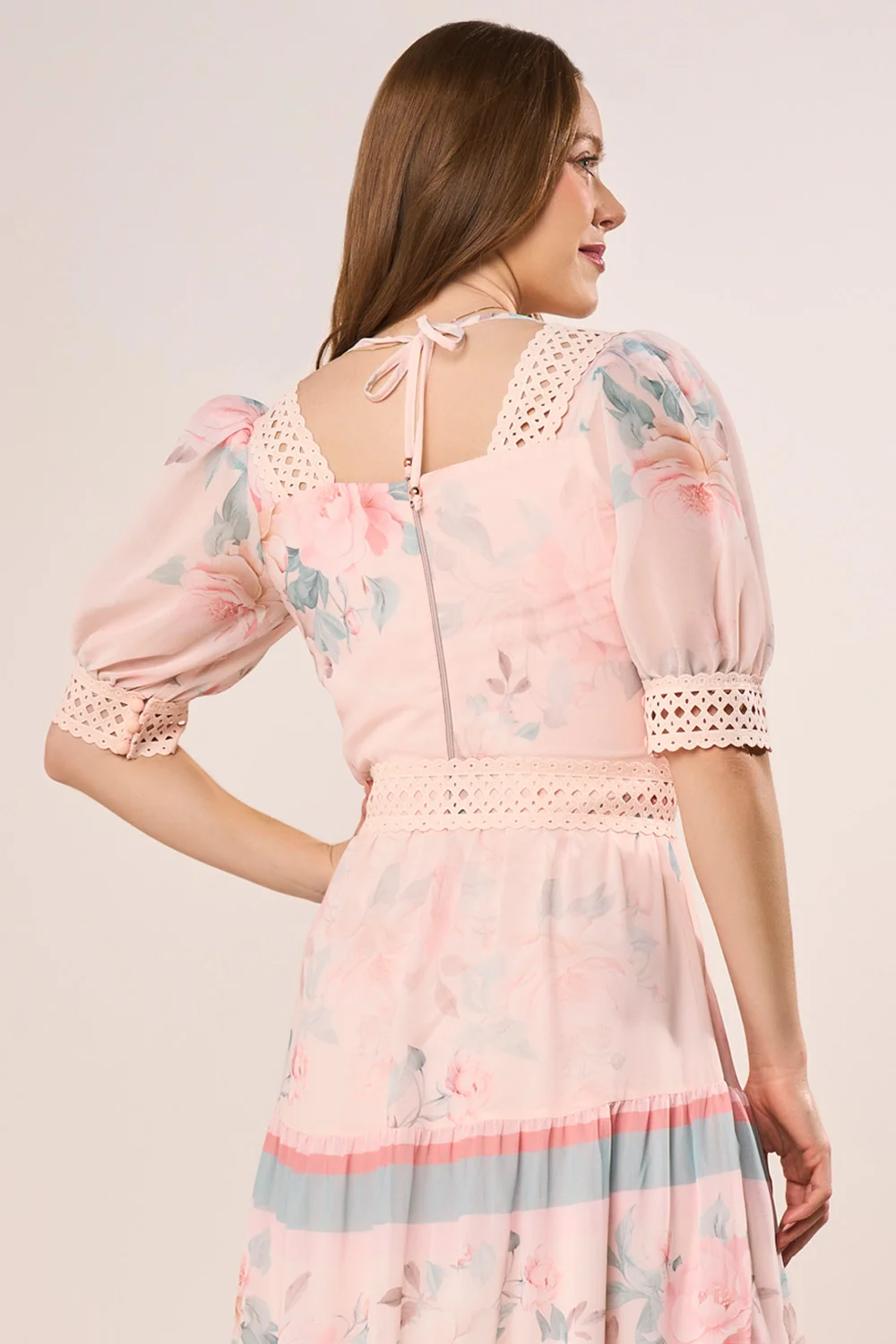 Vestido Salmão Floral Com Guipir E Cinto Artesanal Evasê Longo Fascinius - Imagem 2