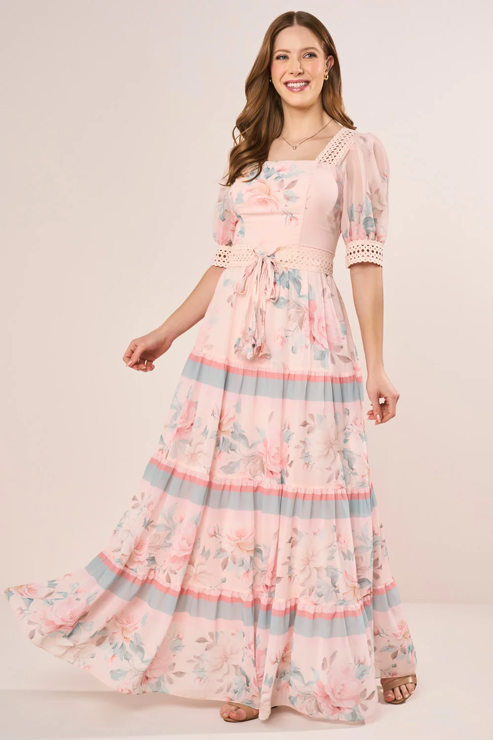 Vestido Salmão Floral Com Guipir E Cinto Artesanal Evasê Longo Fascinius