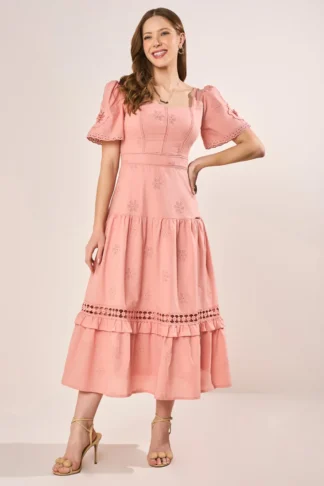 Vestido Rosa Com Flor 3D E Guipir Evasê Midi Fascinius