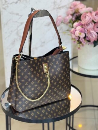 Bolsa média de couro sintético