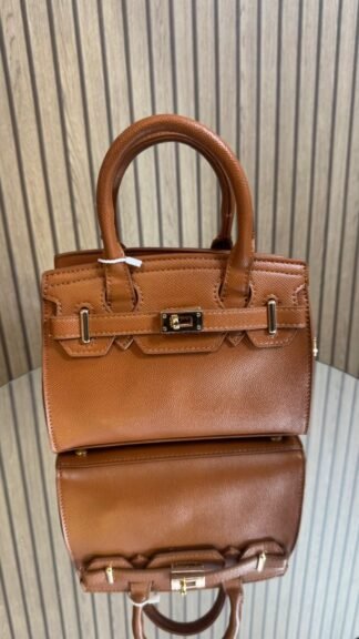 bolsa pequena detalhe dourado