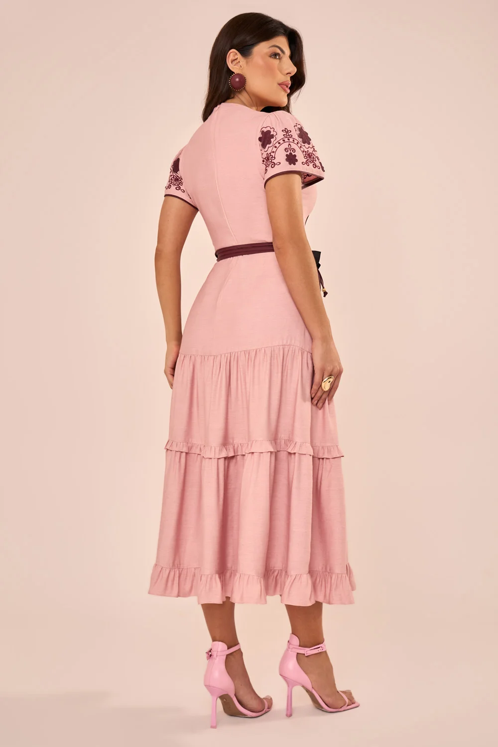 Vestido Midi Evasê em Viscose com Aplicação Floral em Couro Rosa - Fascinius - Imagem 3