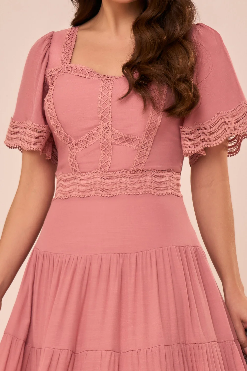 Vestido Midi Evasê com Guipir e Recortes em Marias Rosa - Fascinius - Imagem 3