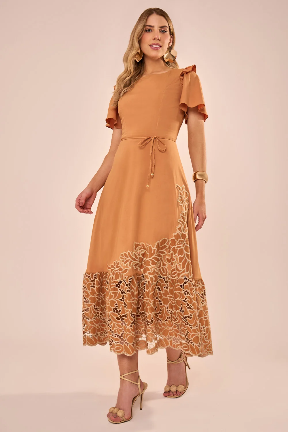 Vestido Midi Evasê com Richelieu Floral e Cinto Roletê Caramelo - Fascinius