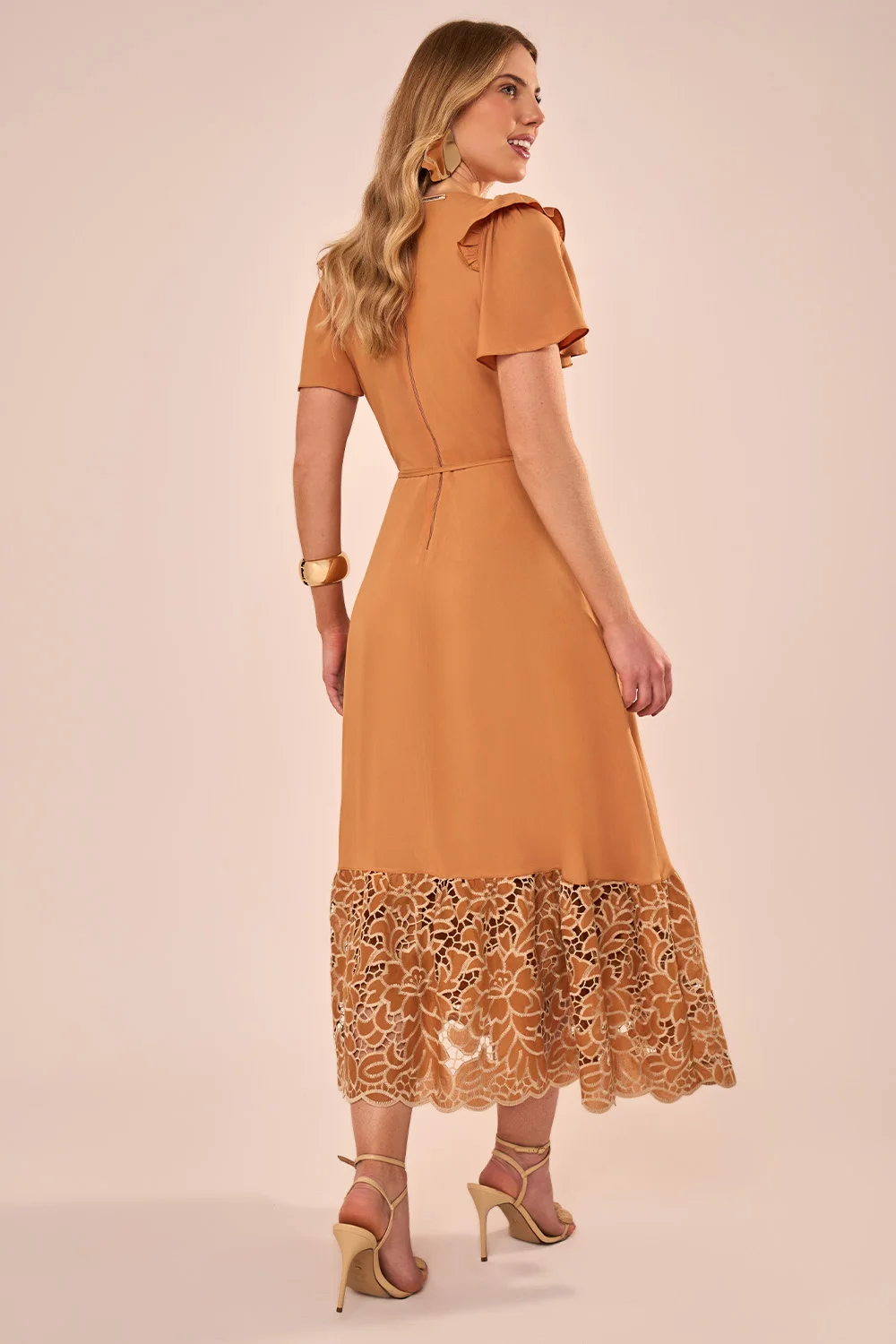 Vestido Midi Evasê com Richelieu Floral e Cinto Roletê Caramelo - Fascinius - Imagem 5